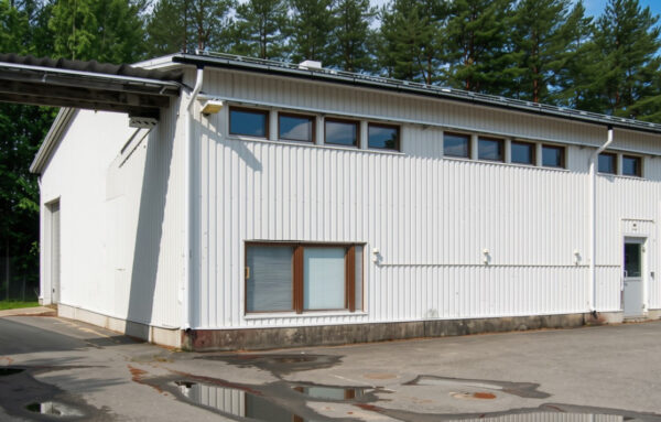 Nosto-ovellinen halli, toimistohuoneita